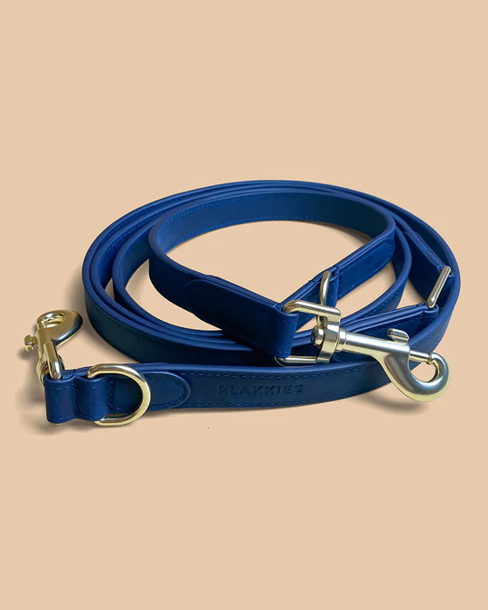 PLAKKIES - Hundeleine 3x Verstellbar - Natural Ocean PLAKKIES Hundeleine 3x Verstellbar - Natural Ocean, handgefertigt in eleganten Blautönen mit flexibler Längeneinstellung
