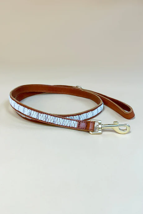 PLAKKIES - Hundeleine - Coconut PLAKKIES Hundeleine - Coconut, handgefertigt in einem eleganten tropischen Design mit natürlichen Farbtönen