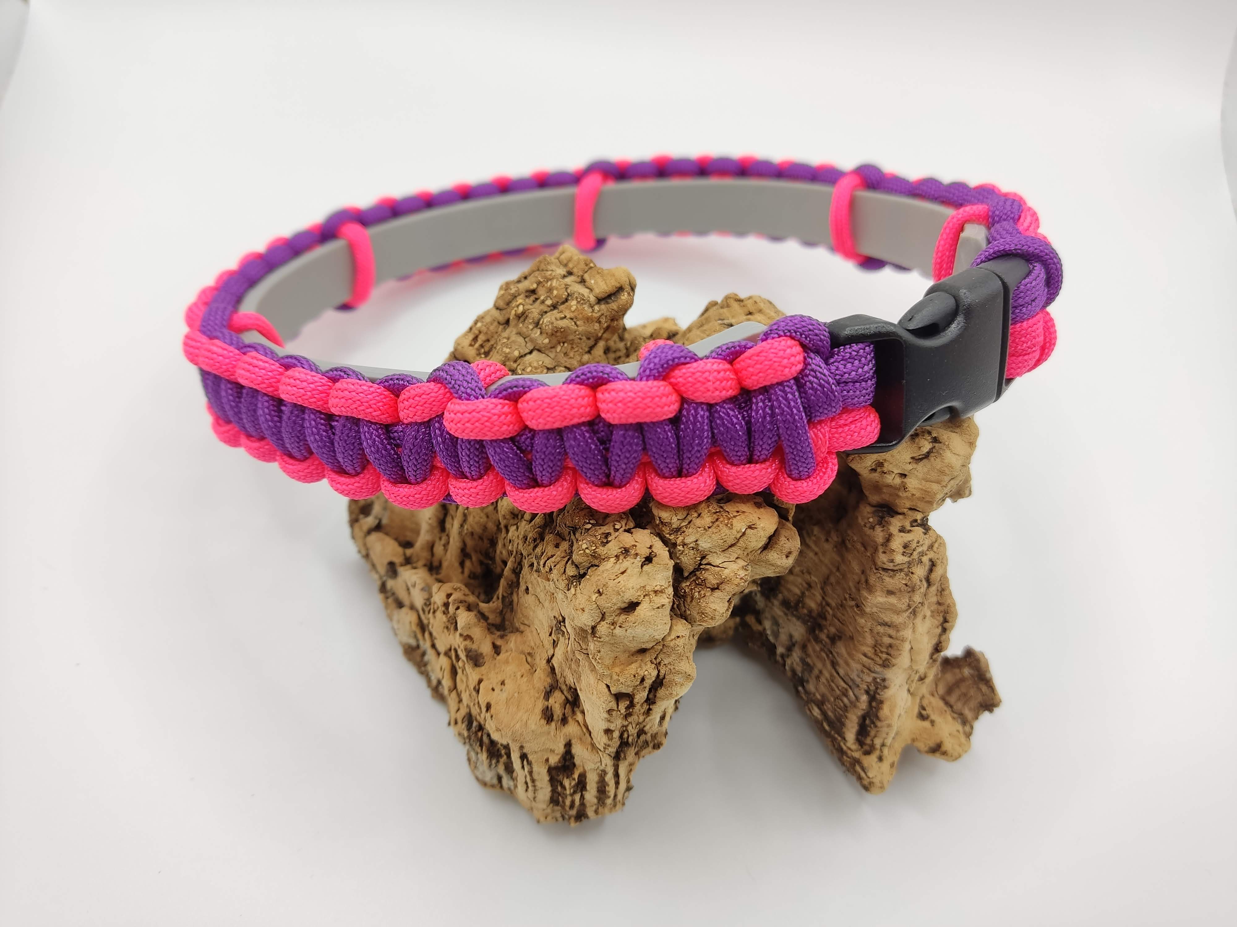 Handgefertigtes Zeckenband Cover in Lila und Pink Zeckenband Cover aus Paracord in Lila und Pink, handgefertigt für Hunde, ideal für mehr Sichtbarkeit und Stil, perfekt für Spaziergänge bei Tag und Nacht.