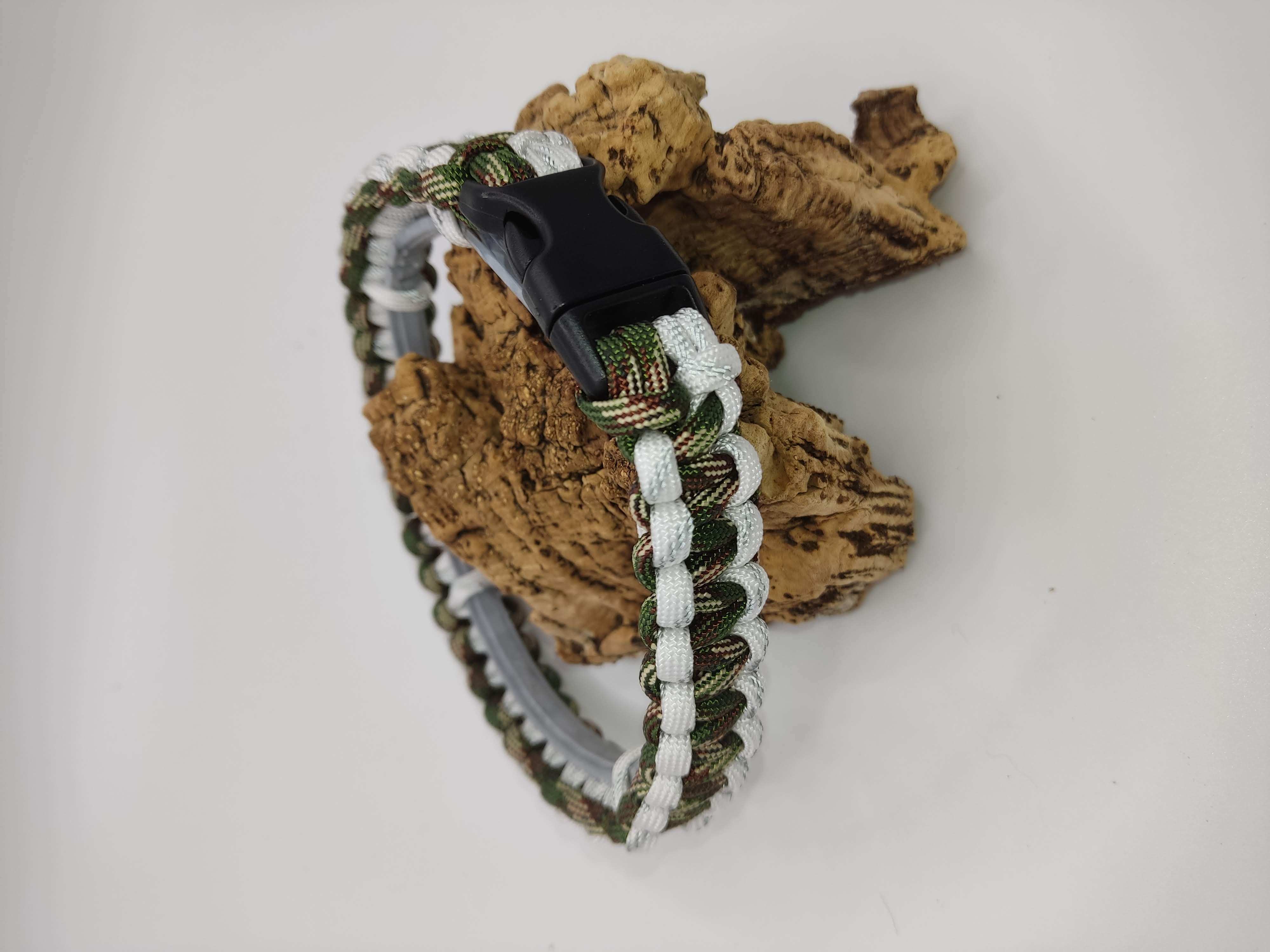 Zeckenband Cover Reflektor Moos Silber – Zweites Bild Zweites Bild von Zeckenband Cover in Reflektor Moos und Silber – perfekte Wahl für mehr Sicherheit bei Spaziergängen in der Dämmerung.