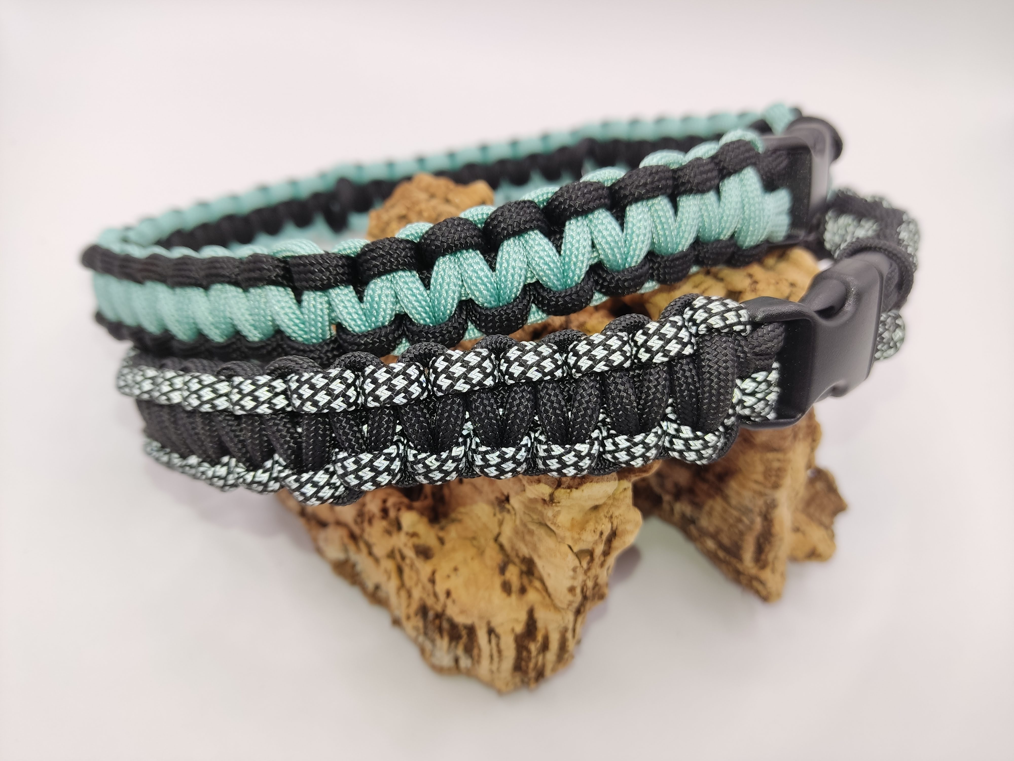 Zeckenband Cover Set - Schwarz Super Reflektor & Hellblau Schwarz | Paracord Zeckenband Cover Set in Schwarz mit Super Reflektor und Hellblau mit Schwarz - Handgefertigt aus Paracord für Hunde