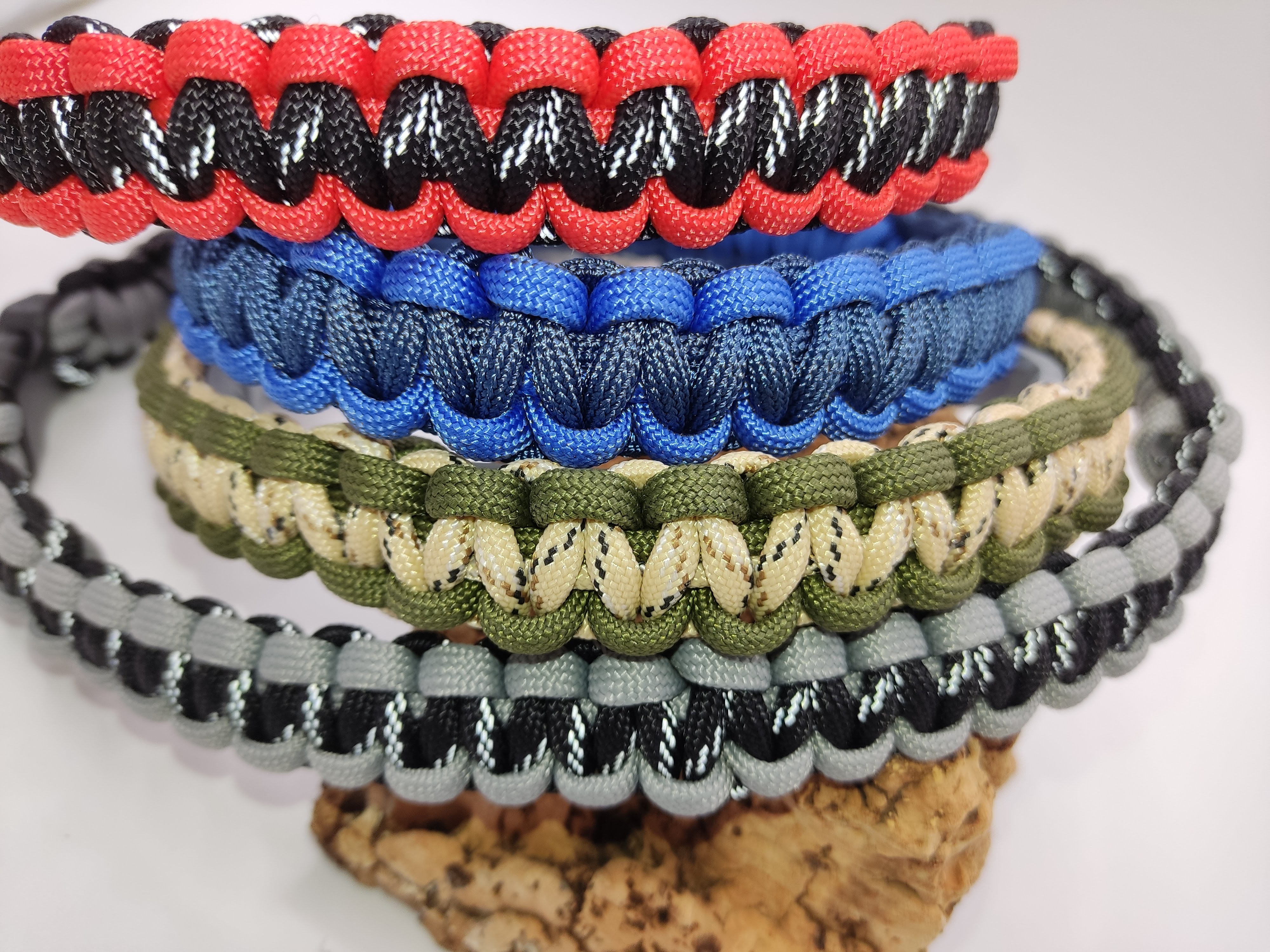 Zeckenband Cover Set - 4 Farben | Handgefertigt aus Paracord Zeckenband Cover Set mit 4 Farbvariationen: Reflektor Schwarz und Rot, Dunkelblau und Blau, Sand und Emerald Grün, Reflektor Schwarz und Grau - Handgefertigt aus Paracord